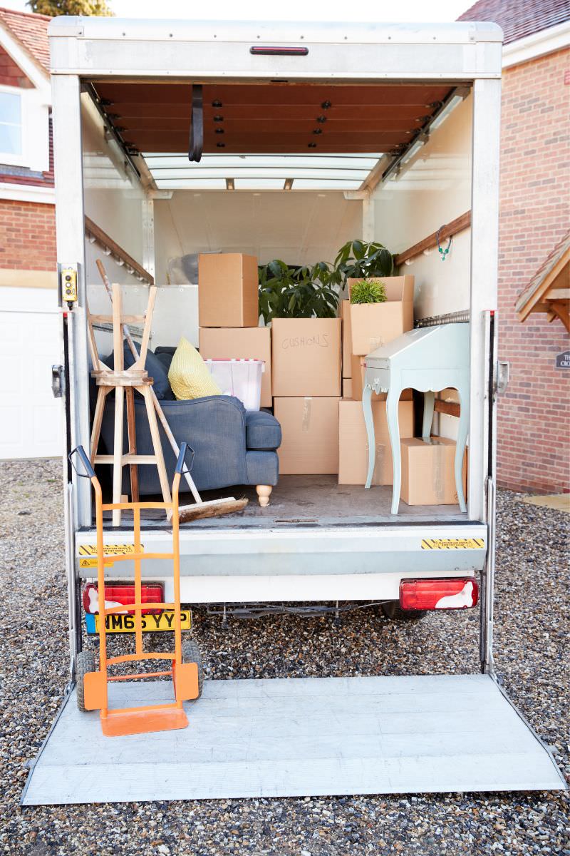 Umzugsservice: Geöffneter Umzugs-LKW mit Kartons und Möbeln