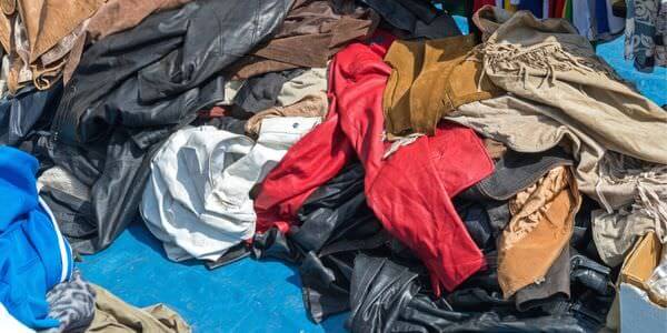Entrümpelung in Sinsheim: Berg aus Kleidung und Stoffen