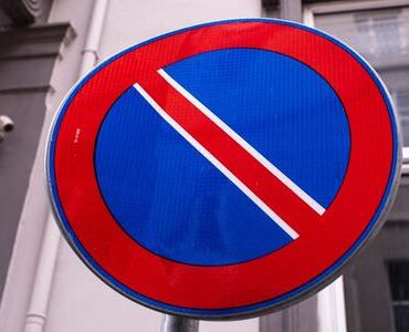 Halteverbotszone Sinsheim Halteverbotsschild an einer Hauswand – Halteverbotszone Sinsheim