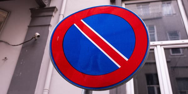Halteverbotszone Sinsheim: Halteverbotsschild an einer Hauswand