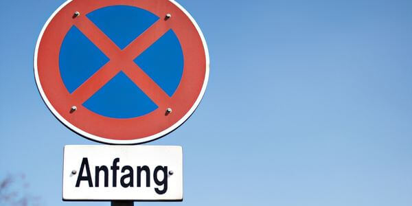 Halteverbotsschild mit Zusatzschild „Anfang“ – Halteverbotszone in Sinsheim