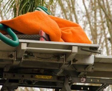 Möbellift in Sinsheim Möbellift transportiert ein Bündel Bettzeug nach oben – Möbellift in Sinsheim