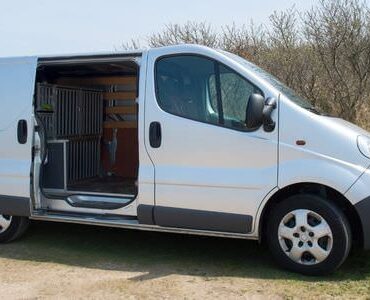 Transporter mieten in Sinsheim Weißer Transporter mit geöffneter Schiebetür – Transporter mieten in Sinsheim