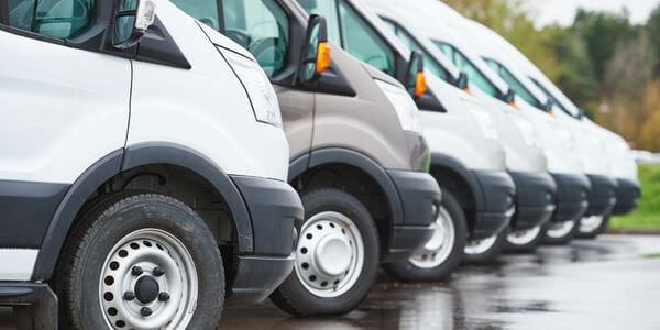 Mehrere weiße Transporter nebeneinander – Transporter mieten in Sinsheim